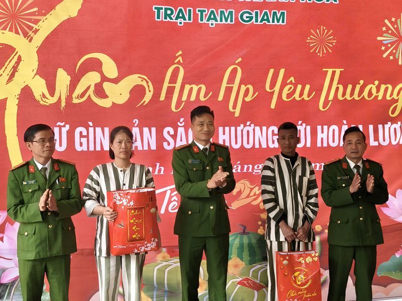 Xuân ấm sau cánh cửa Trại tạm giam