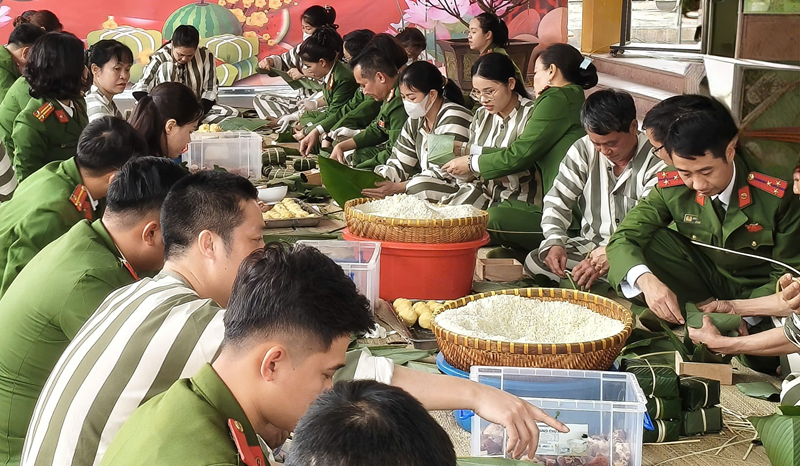 Xuân ấm sau cánh cửa Trại tạm giam