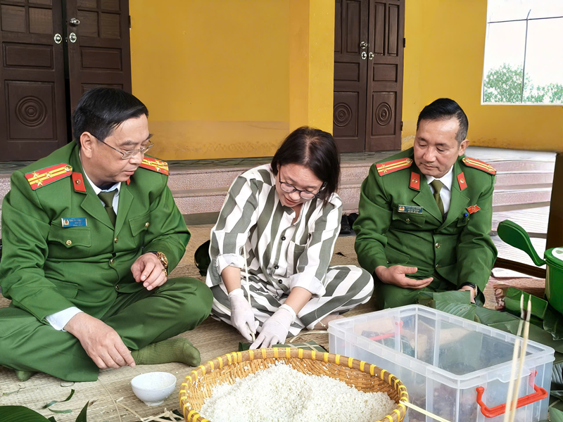 Xuân ấm sau cánh cửa Trại tạm giam