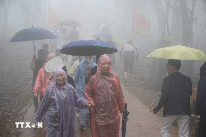 Đông đảo du khách đến với Đền Nưa-Am Tiên trước ngày “mở cổng trời”
