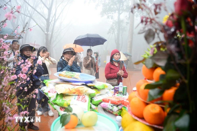 Đông đảo du khách đến với Đền Nưa-Am Tiên trước ngày “mở cổng trời”