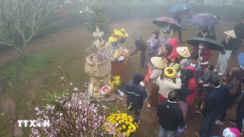 Đông đảo du khách đến với Đền Nưa-Am Tiên trước ngày “mở cổng trời”