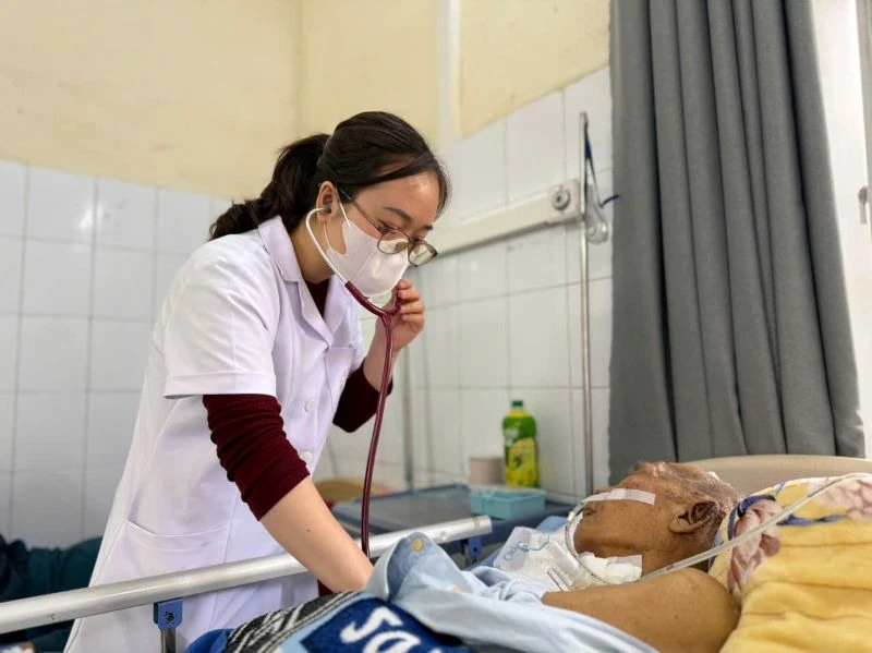 Yêu nghề y, giữ nghề y (Bài 3): “Bông hồng thép” bền bỉ giữ lửa y tế tuyến đầu