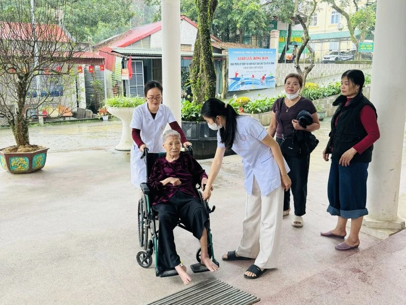 Yêu nghề y, giữ nghề y (Bài 3): “Bông hồng thép” bền bỉ giữ lửa y tế tuyến đầu