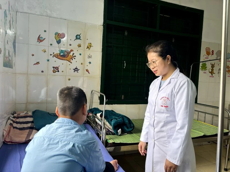 Những bác sĩ trẻ viết “bản tình ca” của sự trở về: Bài 2 - Bác sĩ trẻ và trách nhiệm với những tổn thương “vô hình”