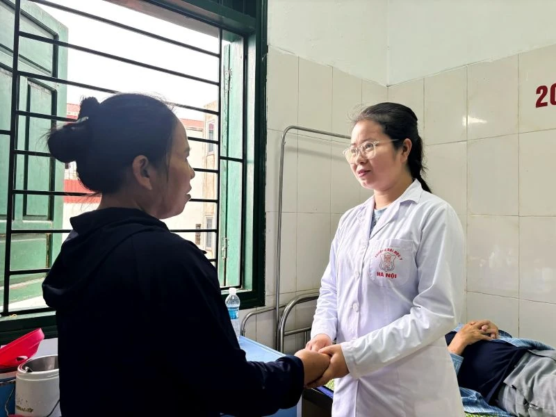 Những bác sĩ trẻ viết “bản tình ca” của sự trở về: Bài 2 - Bác sĩ trẻ và trách nhiệm với những tổn thương “vô hình”