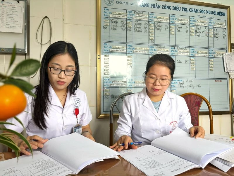 Những bác sĩ trẻ viết “bản tình ca” của sự trở về: Bài 2 - Bác sĩ trẻ và trách nhiệm với những tổn thương “vô hình”