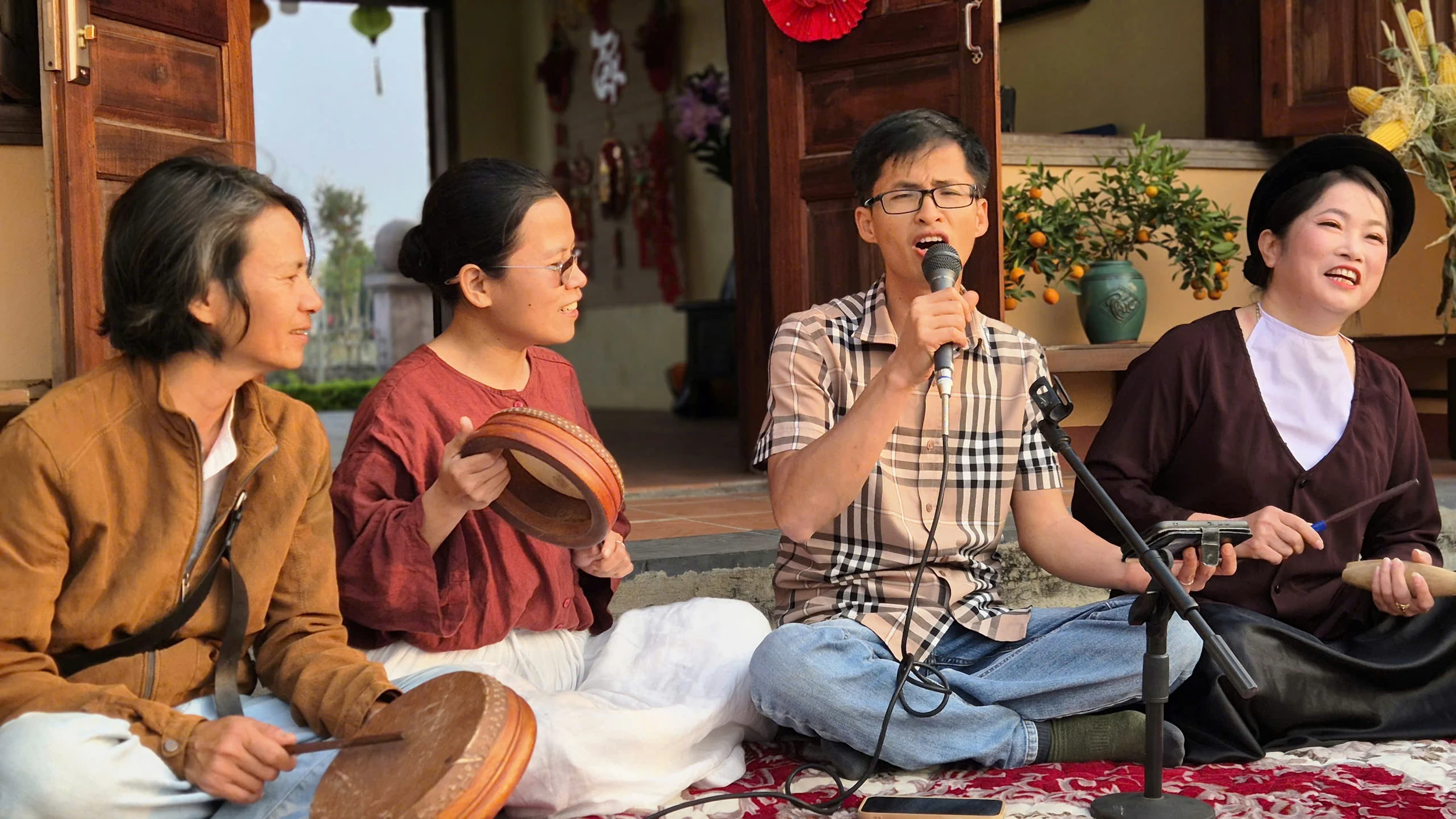 Say khúc ca trù, mê câu hát xẩm ngày xuân