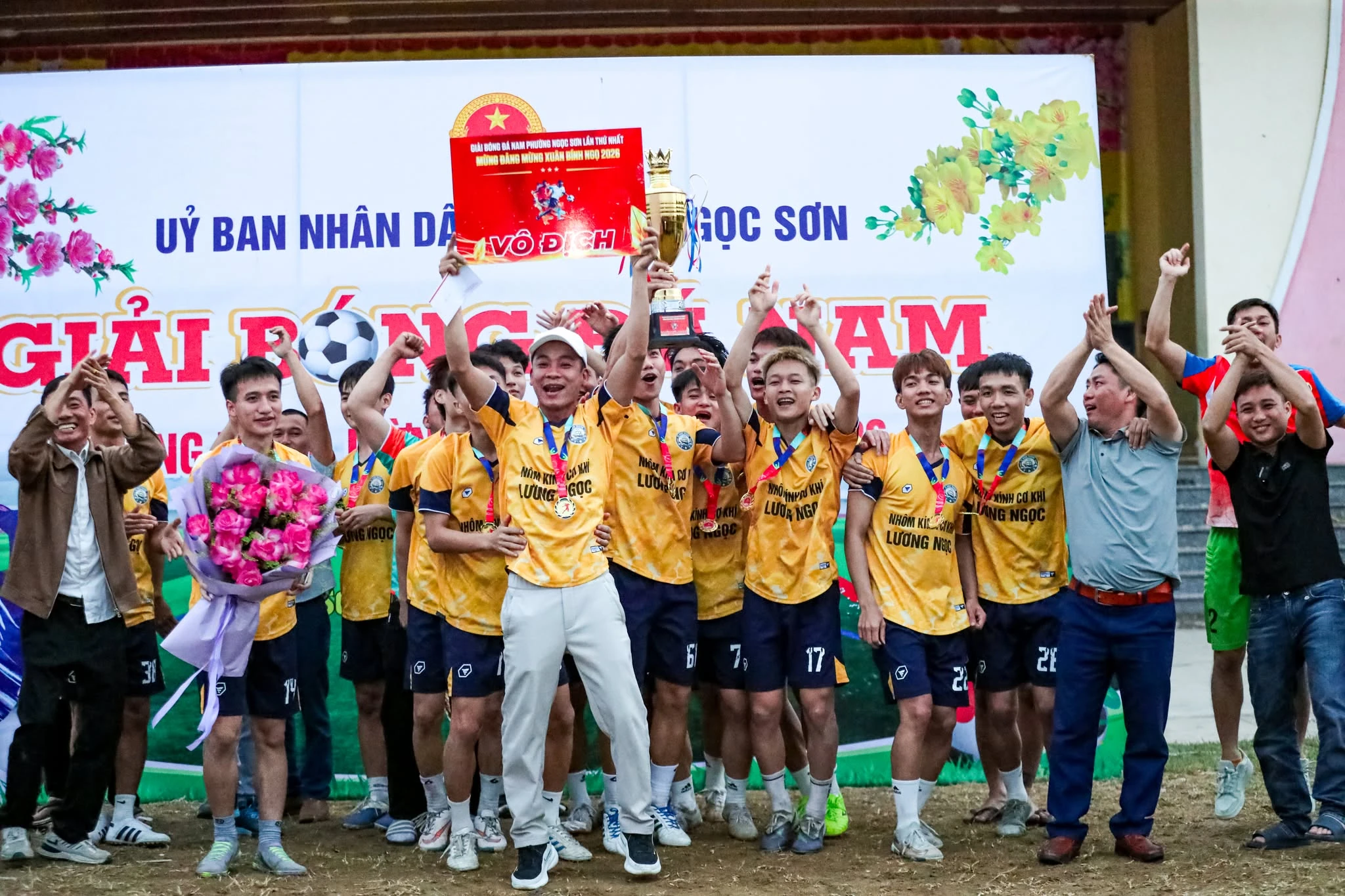 Giải bóng đá nam phường Ngọc Sơn chào xuân Bính Ngọ thành công rực rỡ