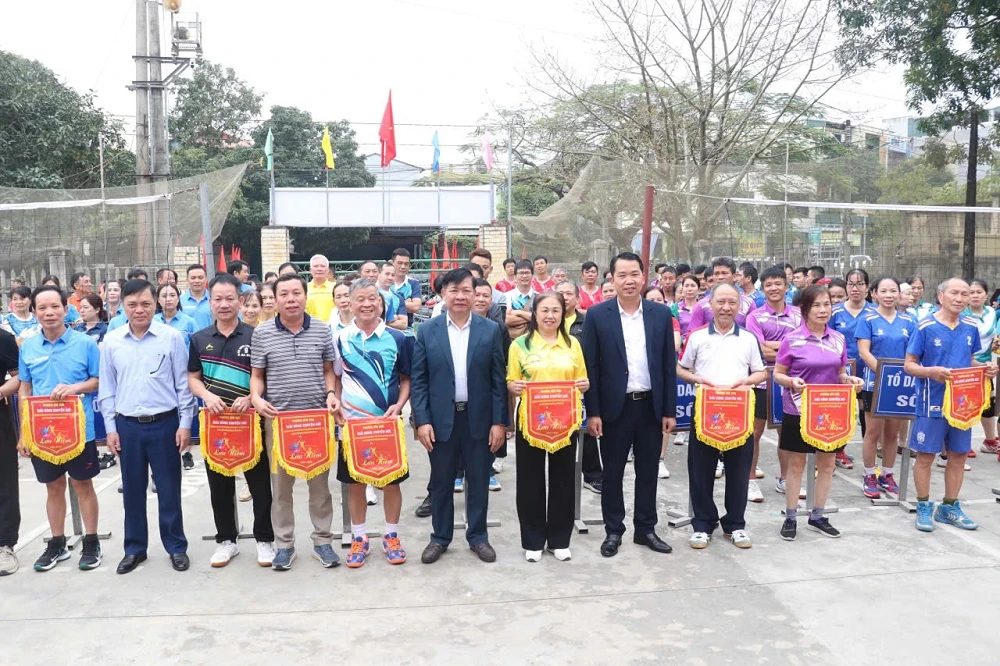 Phường Bỉm Sơn: Sôi nổi giải bóng chuyền hơi chào mừng bầu cử đại biểu Quốc hội và HĐND các cấp