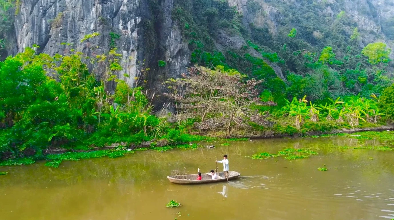 Huyền thoại chữ Thần trên vách núi Thạch Bi