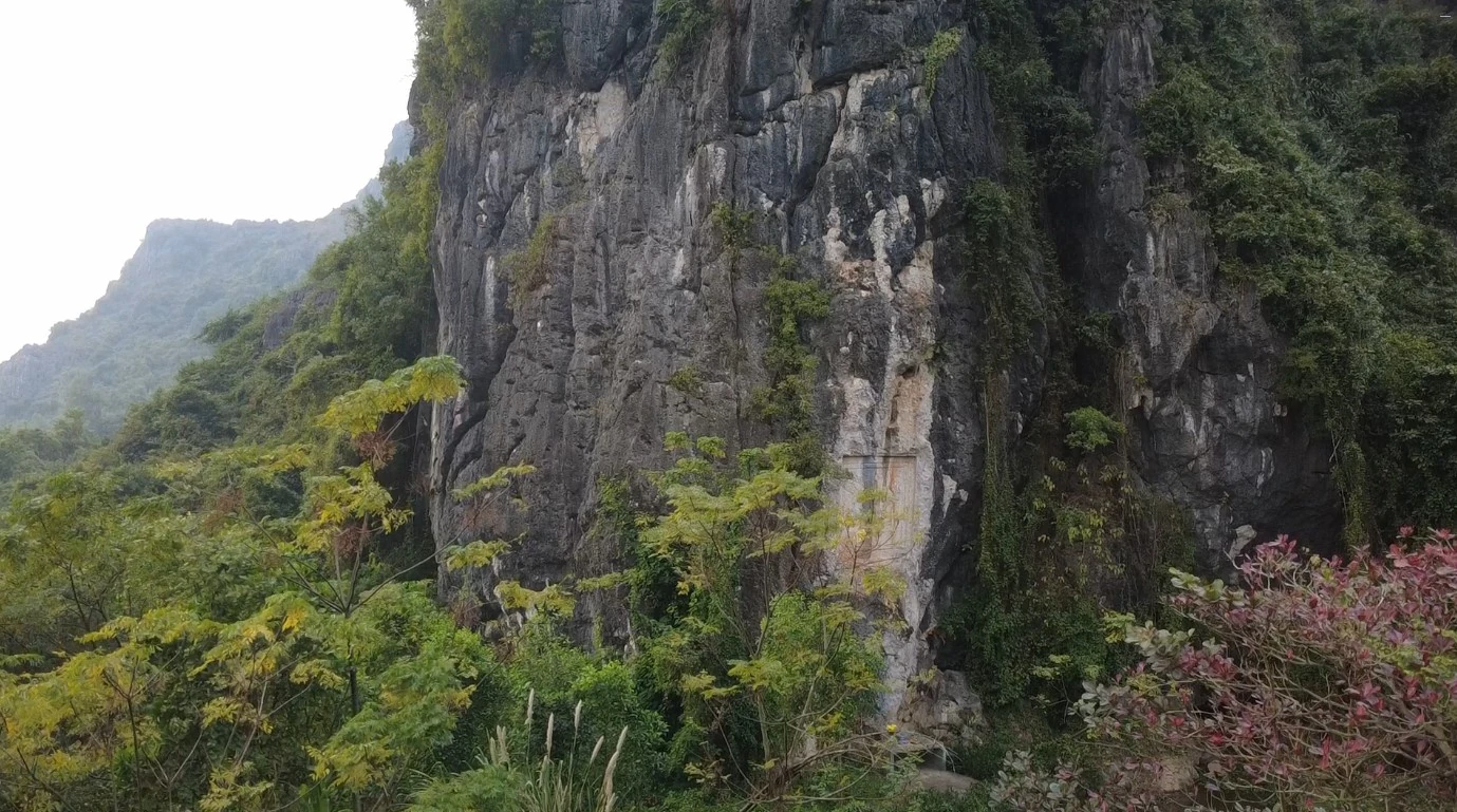 Huyền thoại chữ Thần trên vách núi Thạch Bi