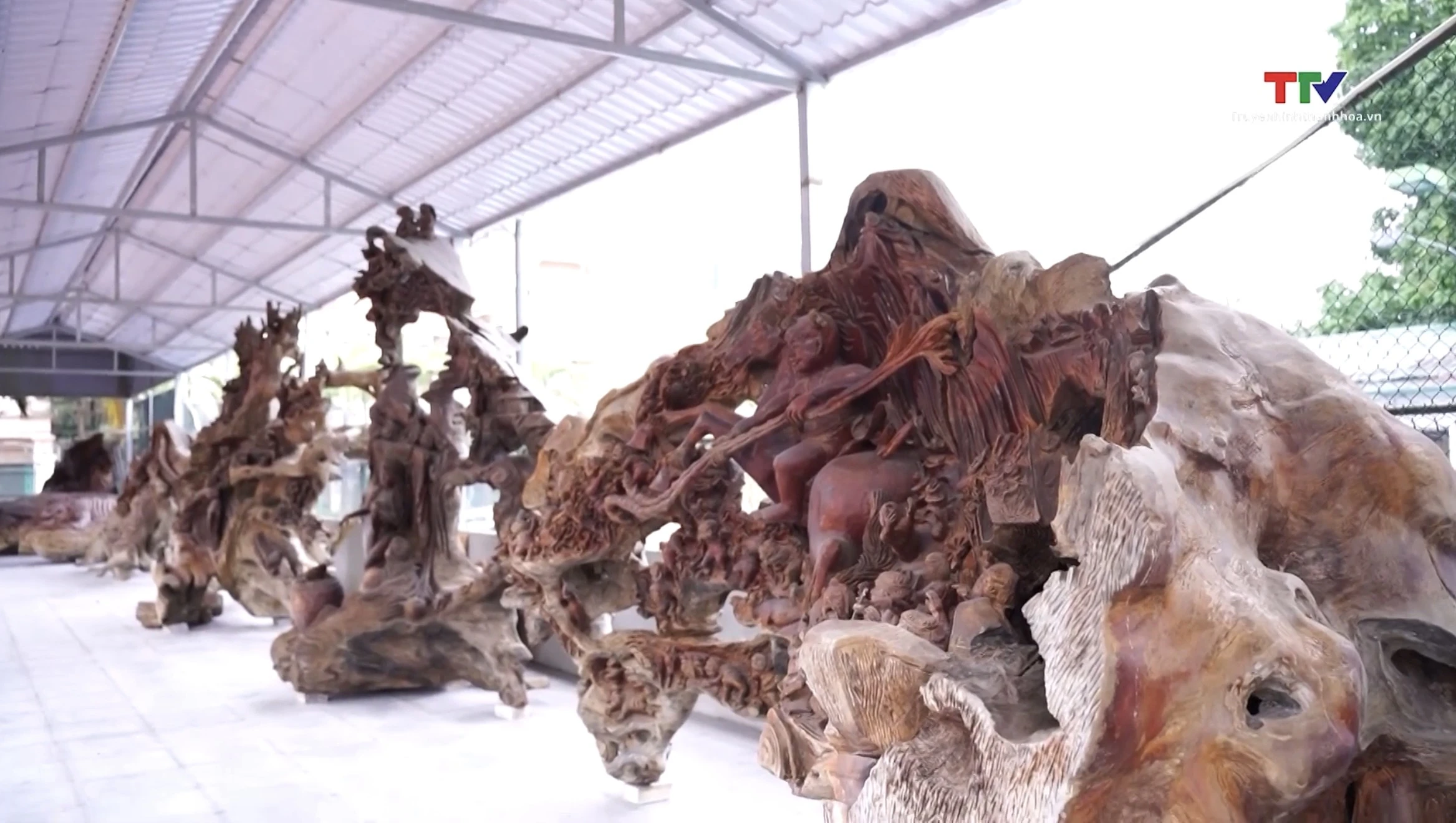 Nơi tác phẩm điêu khắc gỗ kể câu chuyện truyền thuyết dân gian