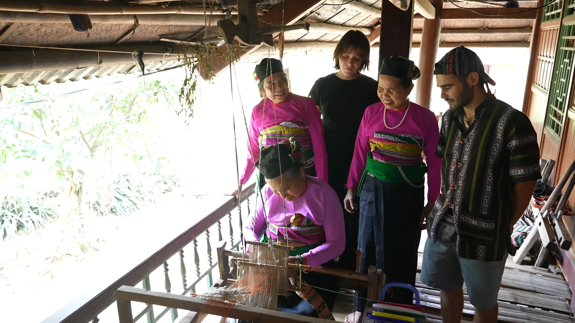 Khung dệt ngày xuân