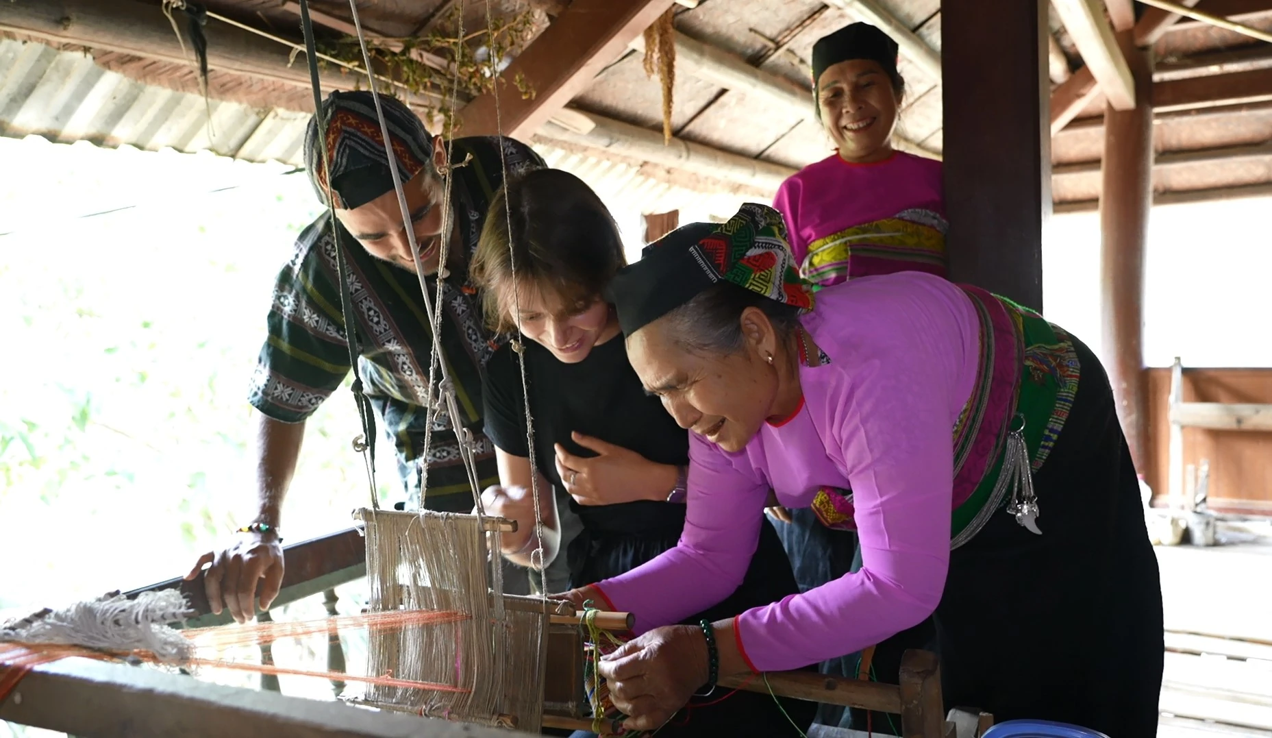 Khung dệt ngày xuân