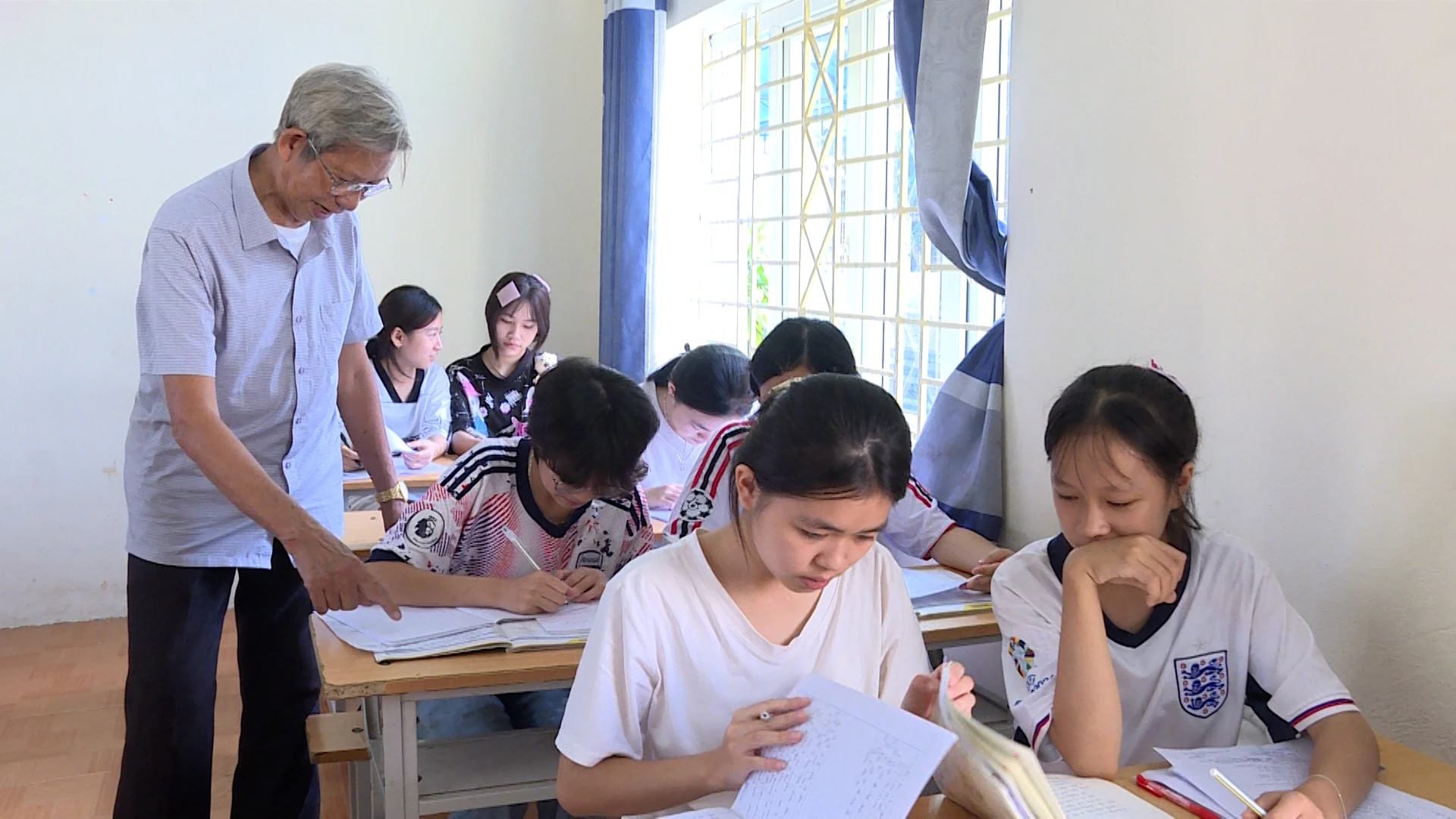 Người nghệ nhân giữ lửa, trao truyền chữ Thái cổ