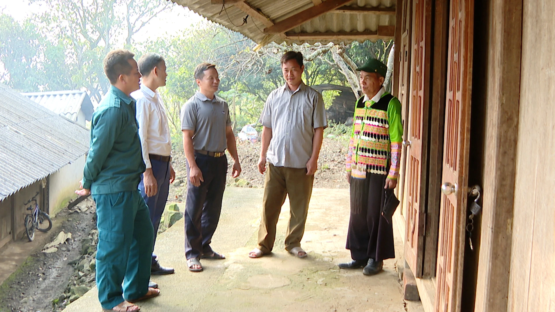 Những “cây đại thụ” giữa bản làng ở Nhi Sơn