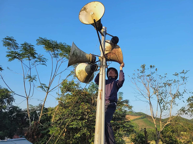 Tiếng loa truyền thanh lan tỏa không khí bầu cử