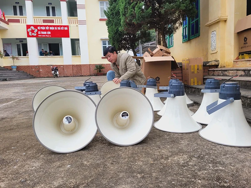 Tiếng loa truyền thanh lan tỏa không khí bầu cử