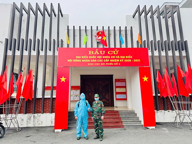 Xã Mường Lát phun khử khuẩn tại các khu vực bỏ phiếu