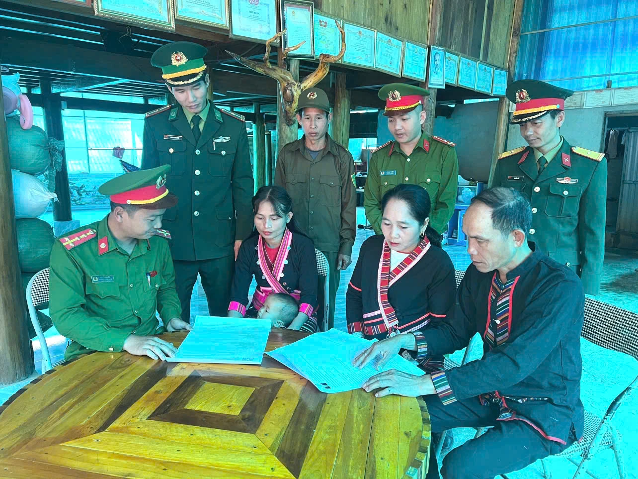 Phát huy vai trò của người có uy tín trong công tác bầu cử