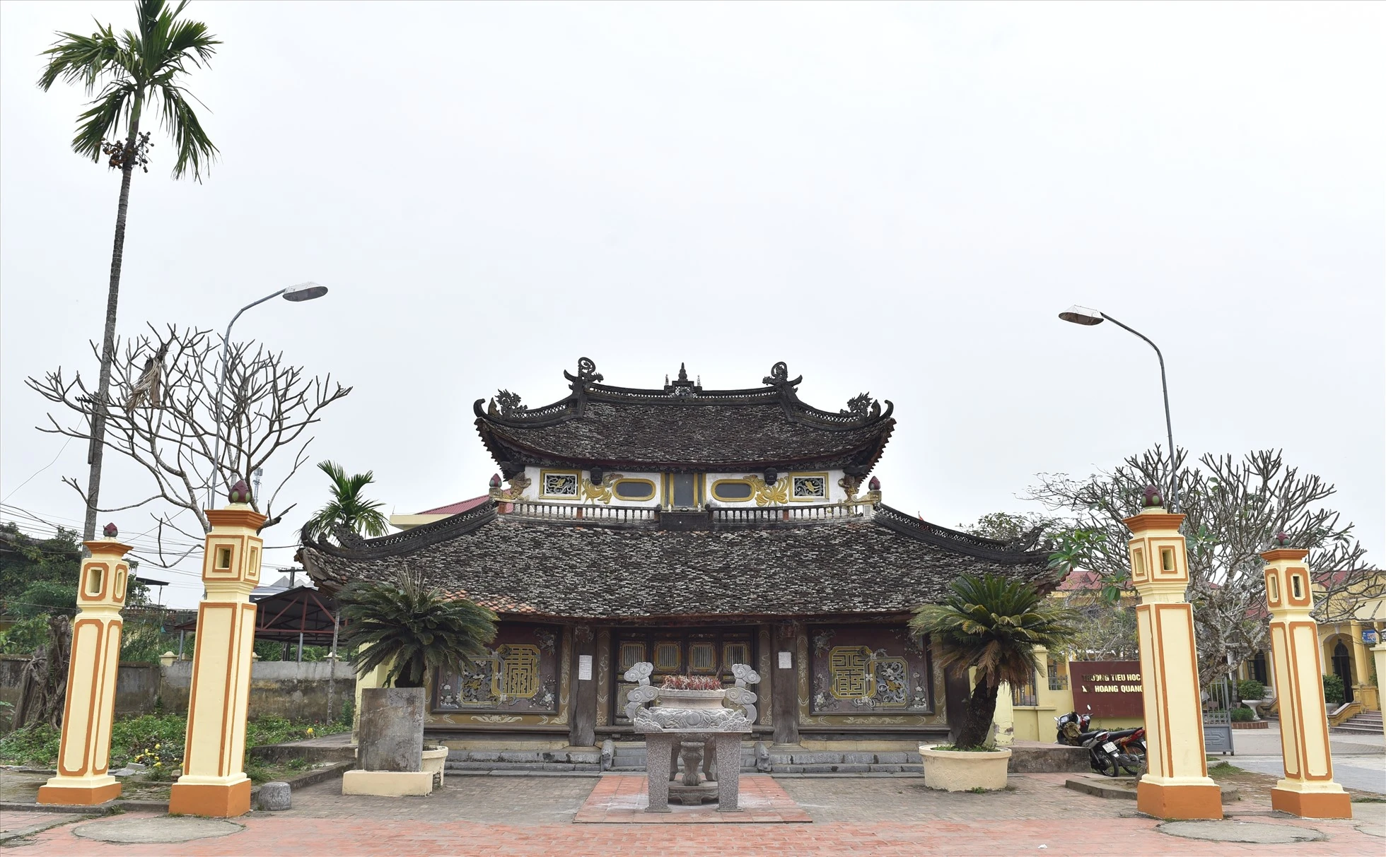 “Có muốn lấy chồng thì xuống Nguyệt Viên”