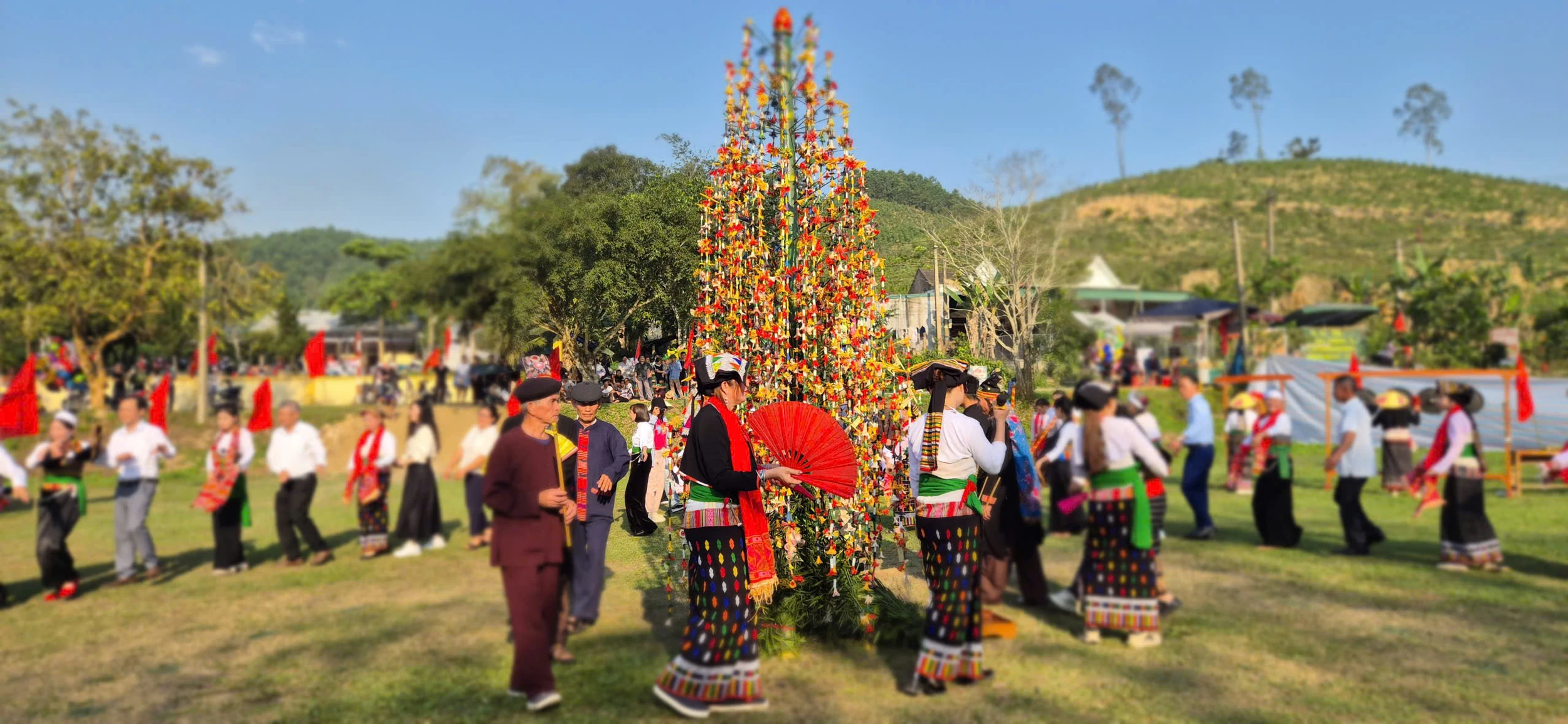 “Chiếc thang hoa” nối nhịp tâm linh