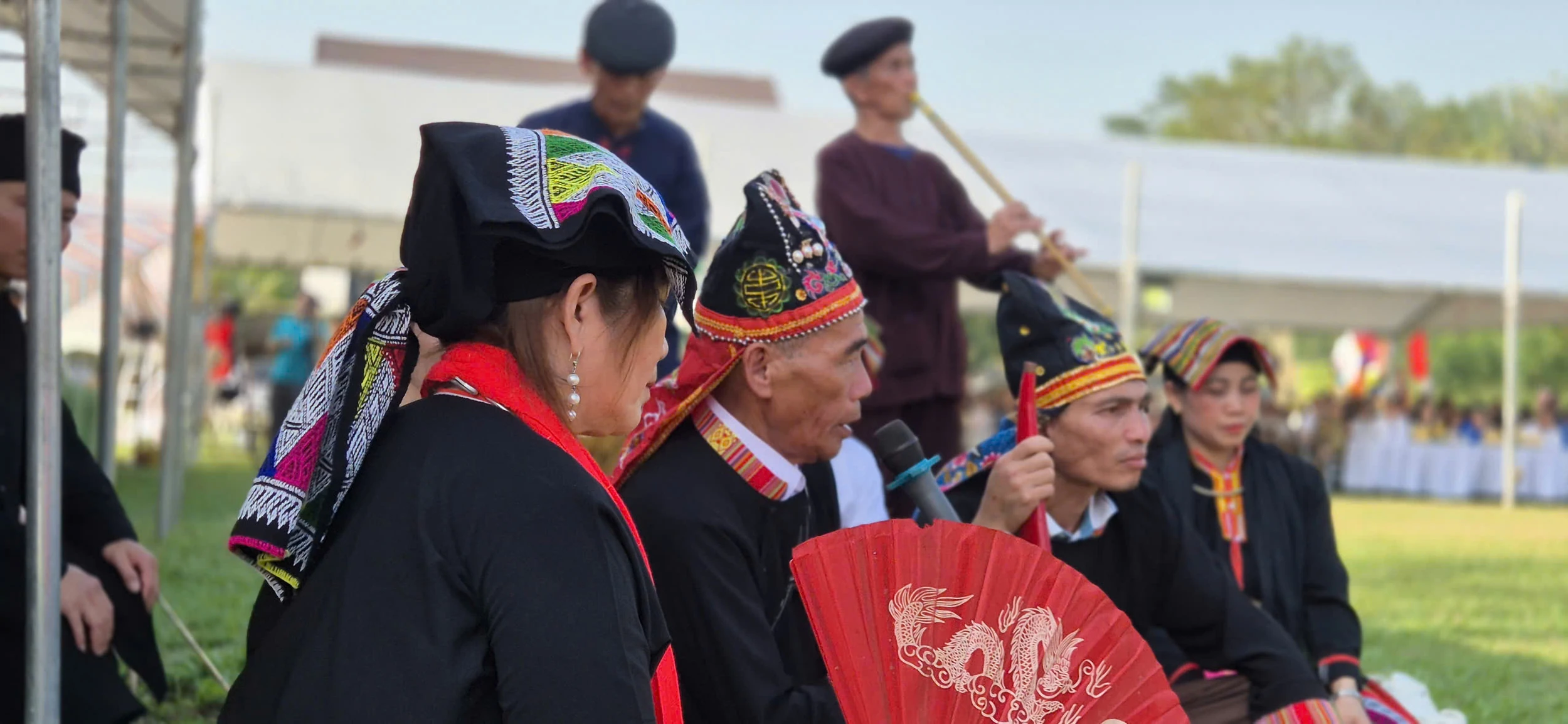 “Chiếc thang hoa” nối nhịp tâm linh