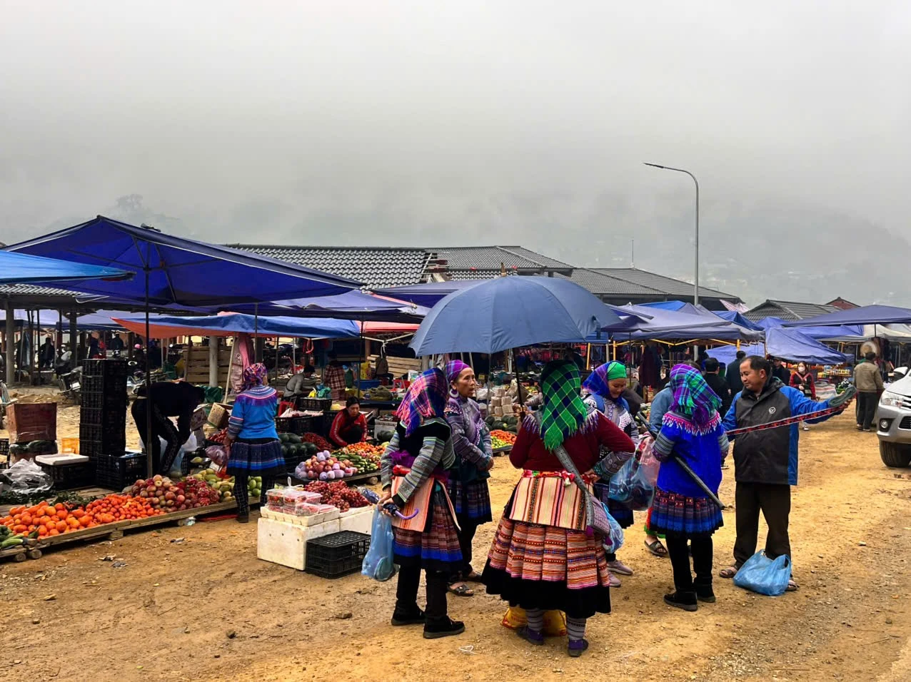 Cán Cấu – nơi sắc màu vùng cao thức dậy trong phiên chợ sớm