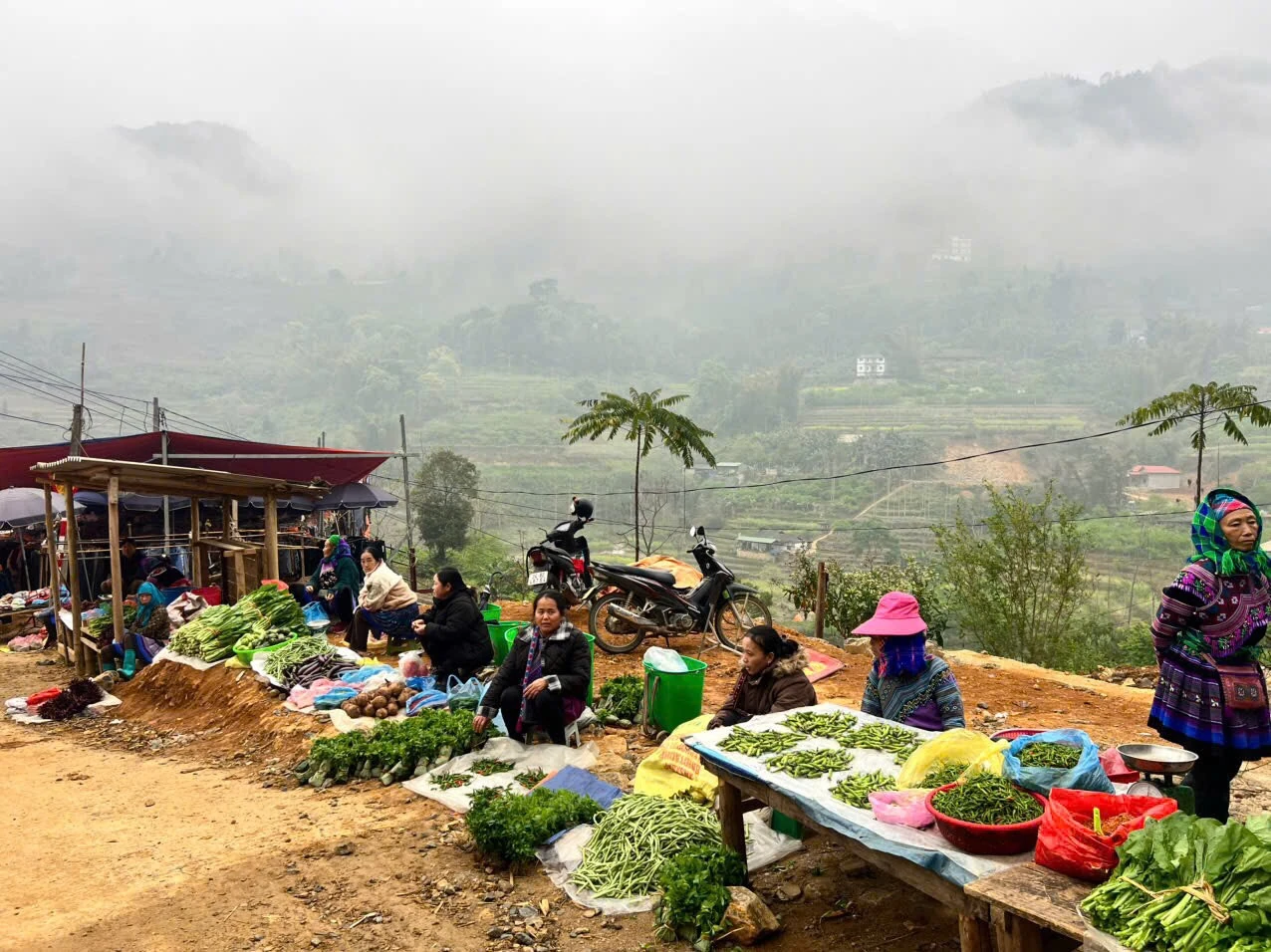 Cán Cấu – nơi sắc màu vùng cao thức dậy trong phiên chợ sớm