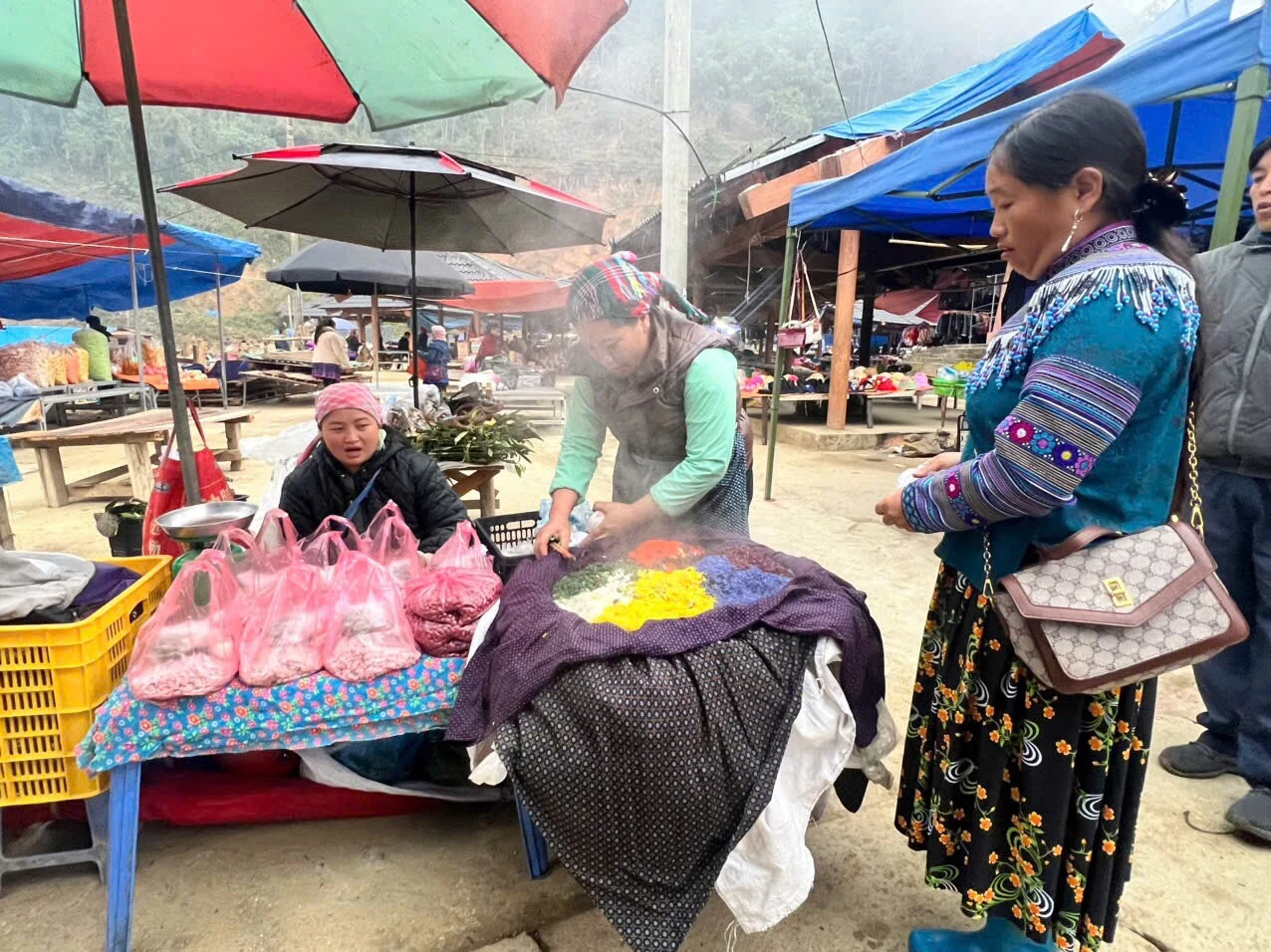 Cán Cấu – nơi sắc màu vùng cao thức dậy trong phiên chợ sớm