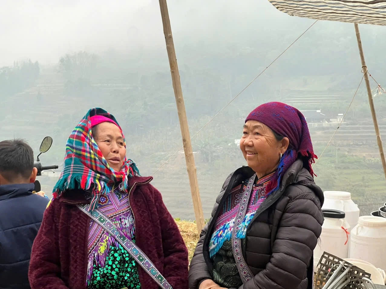 Cán Cấu – nơi sắc màu vùng cao thức dậy trong phiên chợ sớm