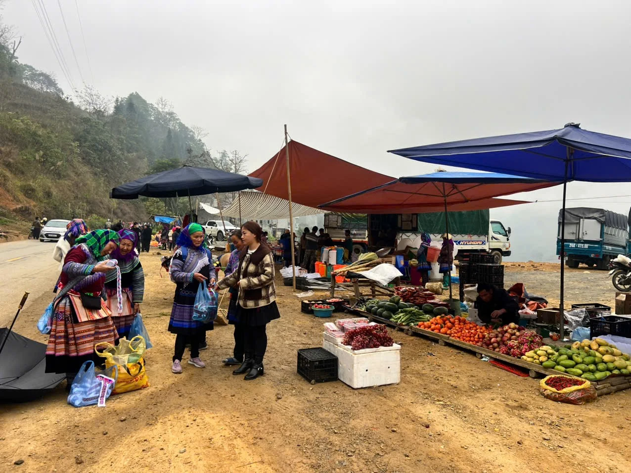 Cán Cấu – nơi sắc màu vùng cao thức dậy trong phiên chợ sớm