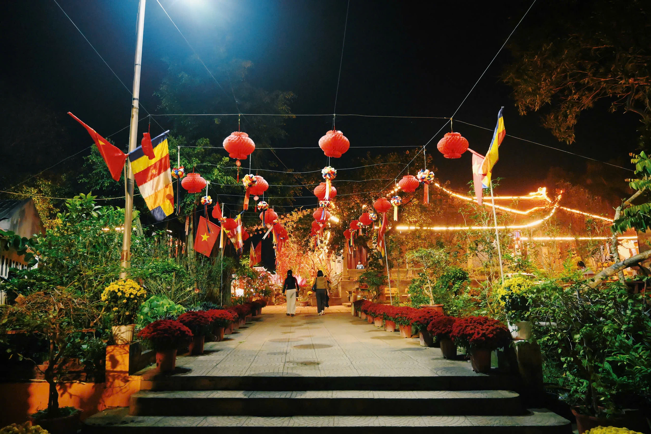 Sắc đêm nơi cửa Phật