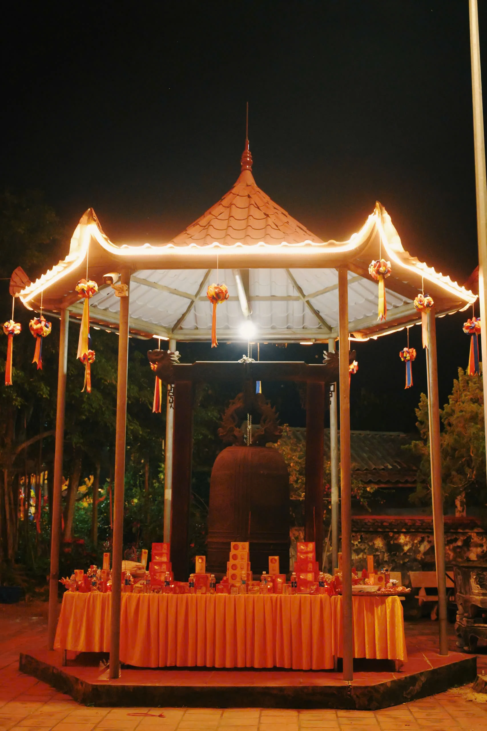 Sắc đêm nơi cửa Phật