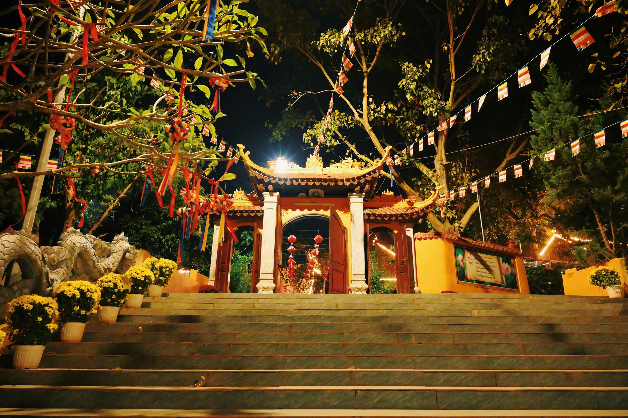 Sắc đêm nơi cửa Phật