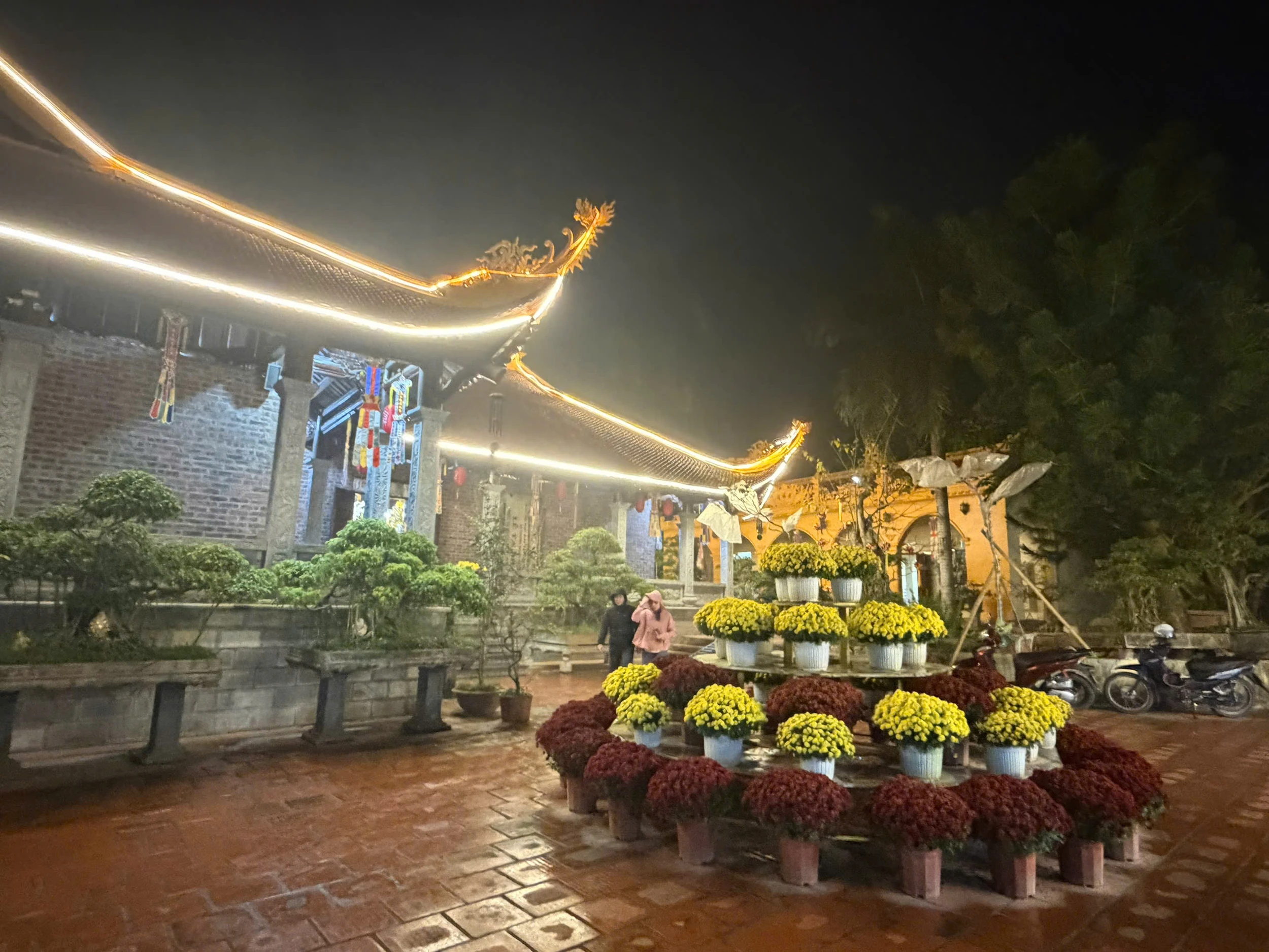 Sắc đêm nơi cửa Phật