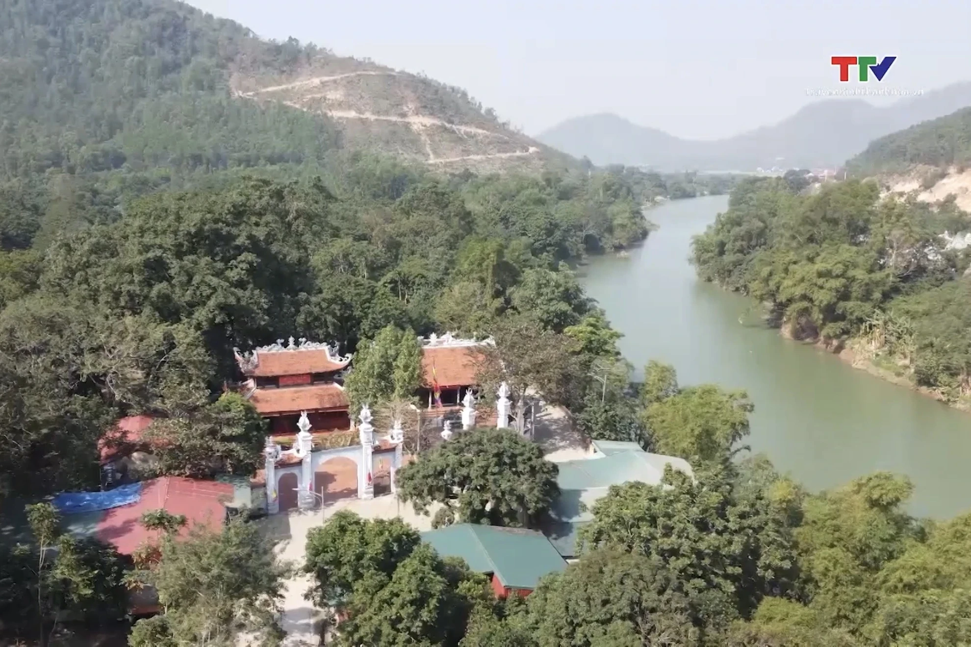 Huyền tích Đền cô Tám Đồi Chè