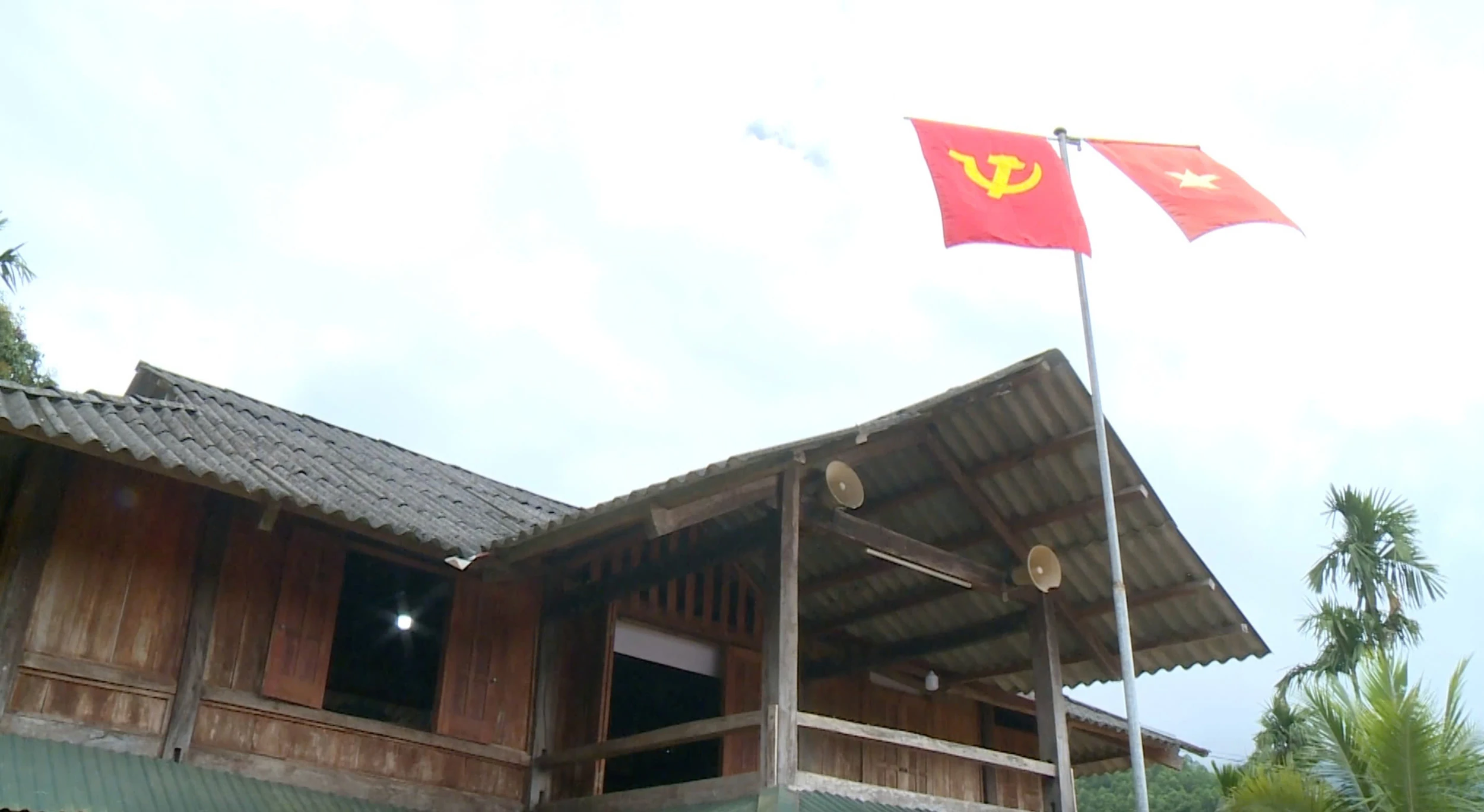 Tiếng loa của bản