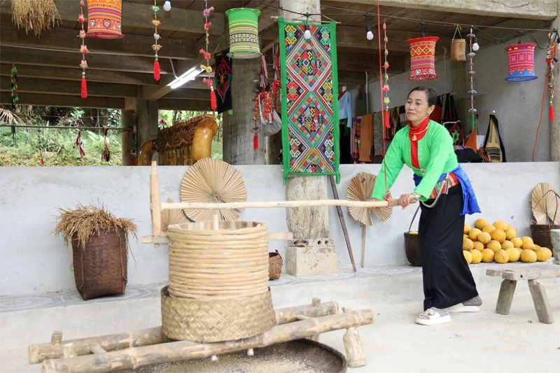 Bảo tồn văn hóa Mường gắn với phát triển du lịch