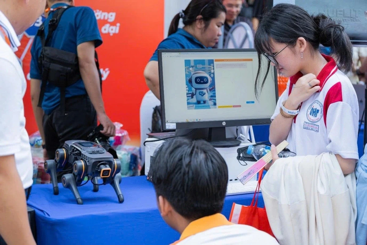 Học phí đại học tăng mạnh: Nỗi lo “gánh nặng kép” của phụ huynh