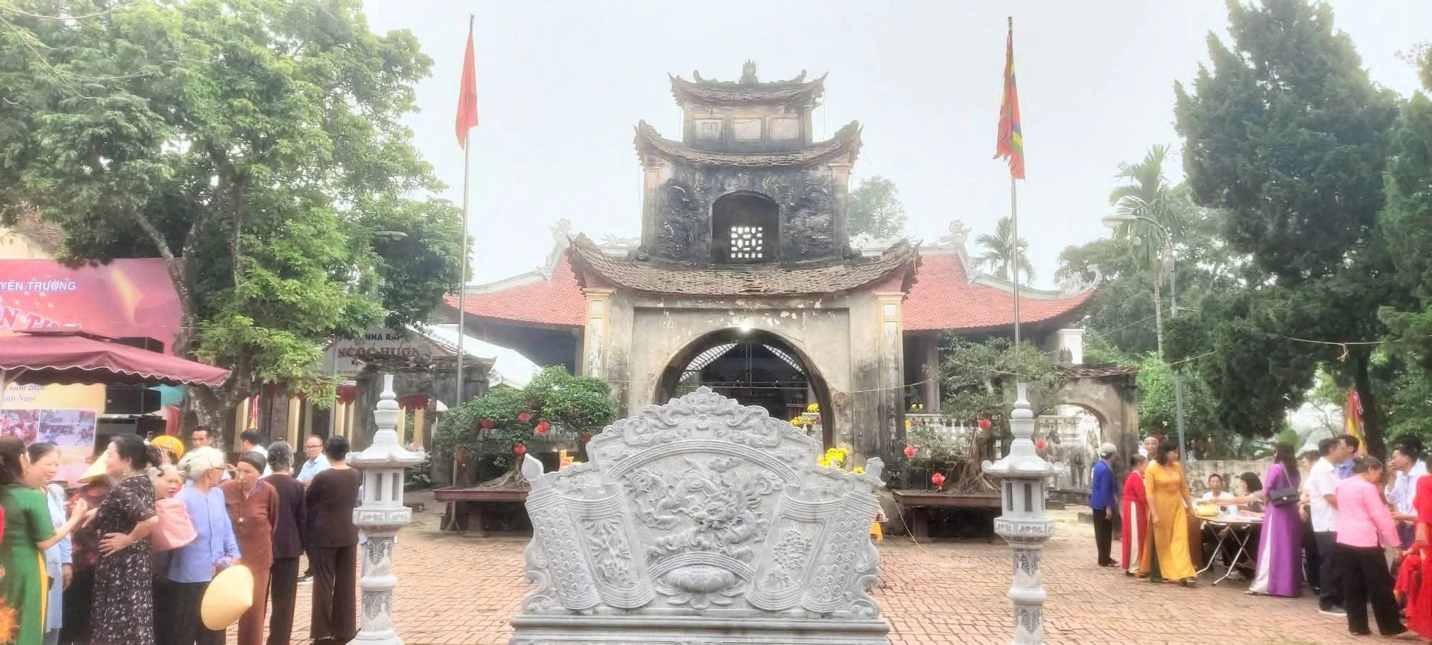 Sôi nổi lễ hội đền Hồ Bái