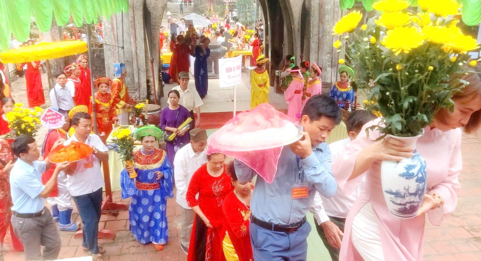 Sôi nổi lễ hội đền Hồ Bái