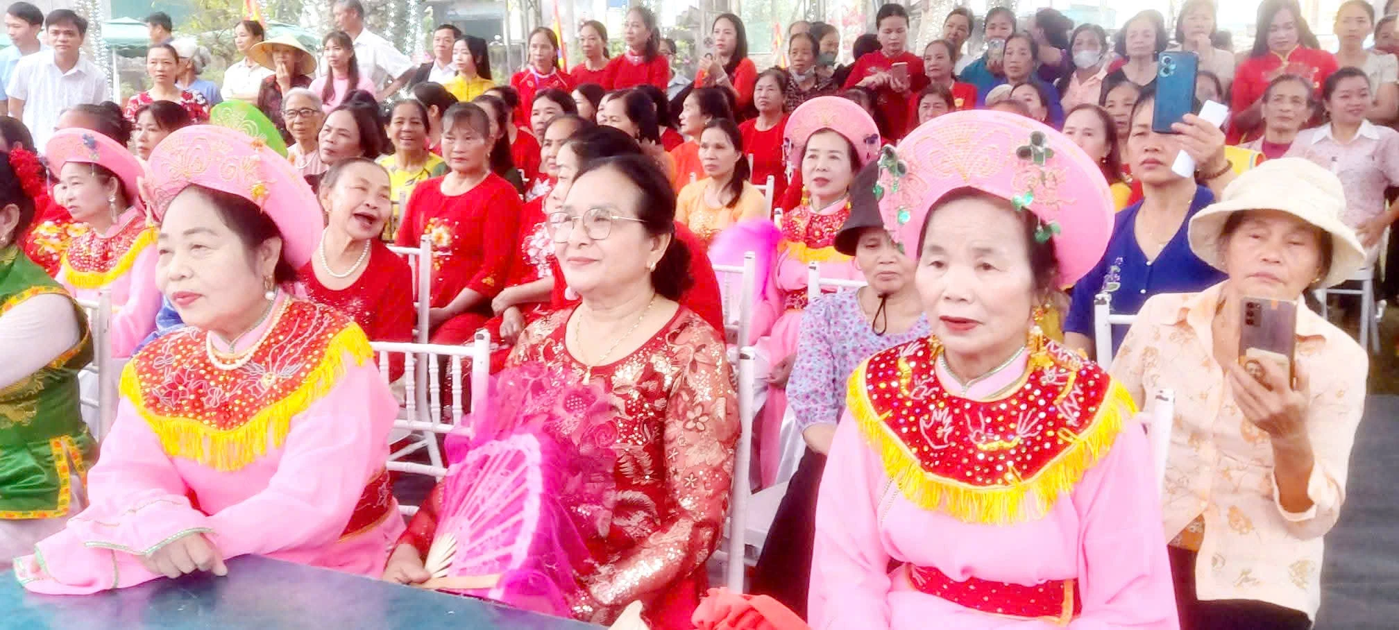 Sôi nổi lễ hội đền Hồ Bái