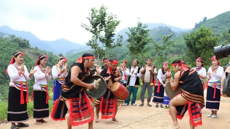 Hoàn thiện thể chế về văn hóa dân tộc