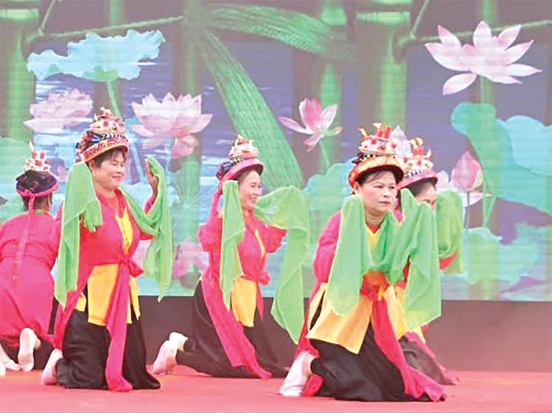 Phía sau cổng làng (Bài 1): Níu giữ “hồn quê”