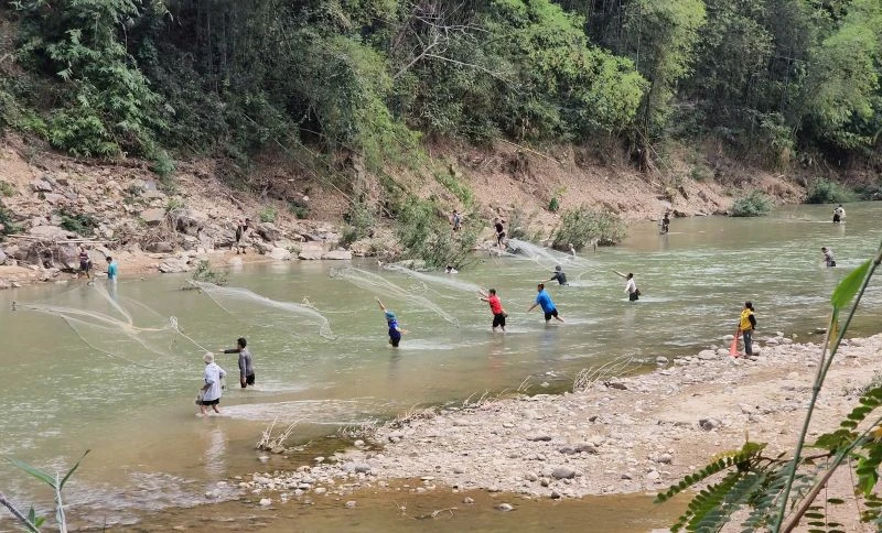 Lên bản Ngàm xem làm du lịch