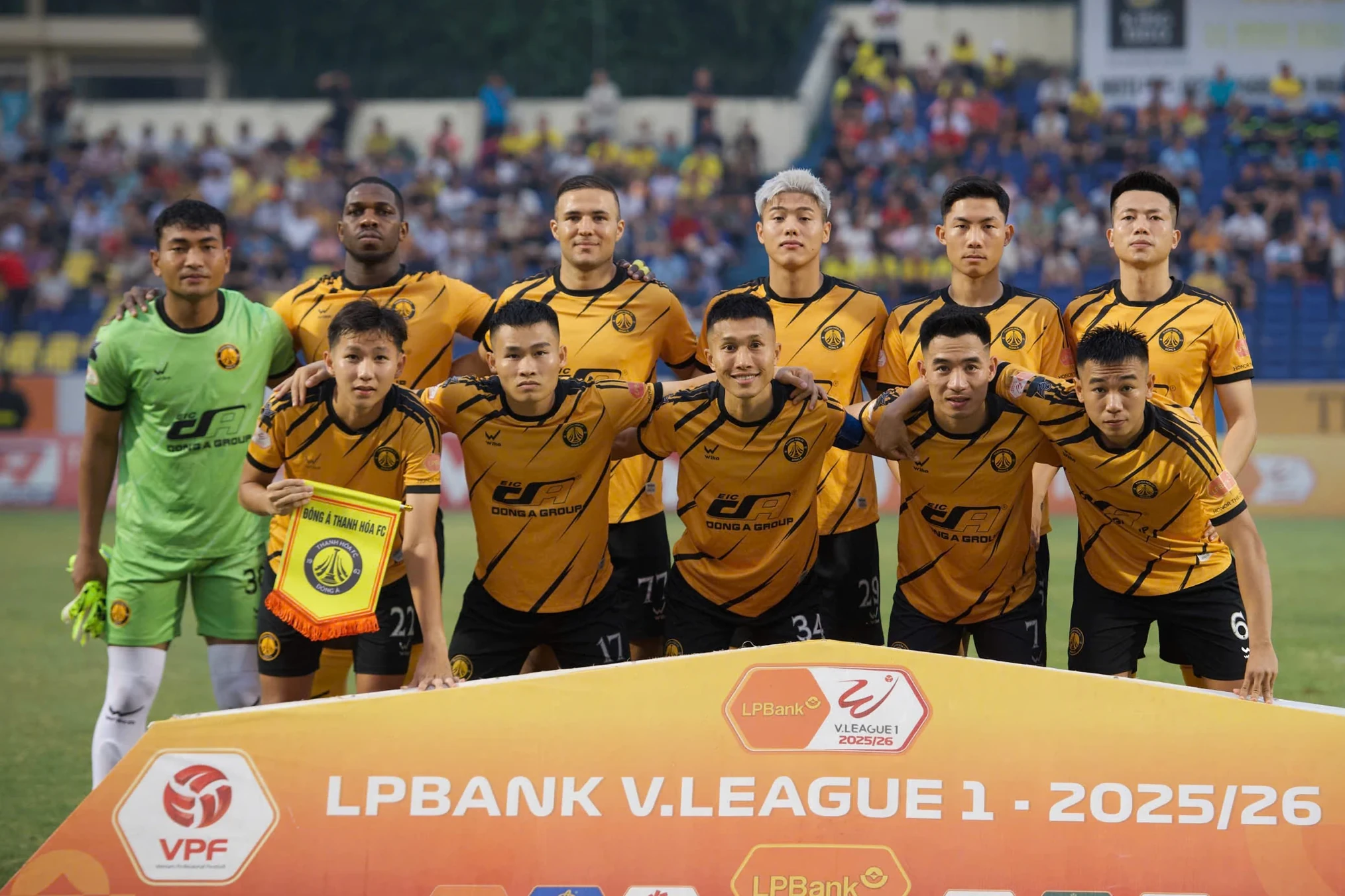 Đông Á Thanh Hóa khẳng định tinh thần Lam Sơn bằng chiến thắng bùng nổ trên sân nhà