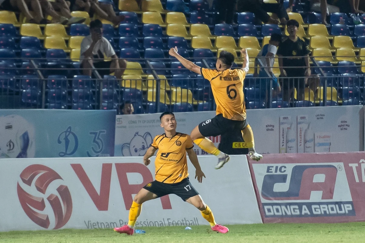 Đông Á Thanh Hóa khẳng định tinh thần Lam Sơn bằng chiến thắng bùng nổ trên sân nhà