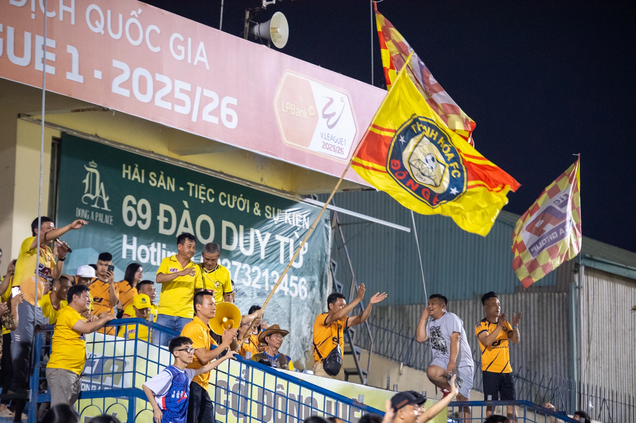 Đông Á Thanh Hóa khẳng định tinh thần Lam Sơn bằng chiến thắng bùng nổ trên sân nhà